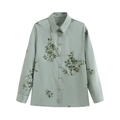 Detalle del bordado de lentejuelas en una camisa de manga larga en color verde salvia - S / Camisa