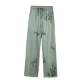 Detalle de pantalones anchos de satén verde salvia con bordado floral de lentejuelas - S / Pants