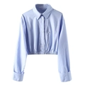 Detalle de camisa corta azul claro con dobladillo elástico y bolsillo decorativo - XS / Azul