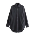Détail de chemise en satin noir montrant l'ourlet asymétrique et les boutons - XS / Noir