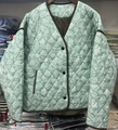 Detalle de chaqueta acolchada verde menta con estampado paisley y bordes marrones - S / Verde Menta (Color de la Imagen 2)
