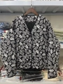 Detalle del estampado de cachemira y el acolchado de rombos en la chaqueta de cuello en V - S / Negro (Color de la Imagen 1)