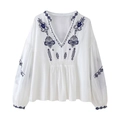 Detail van blauw bloemenborduurwerk en geplooide V-hals op een witte katoenen blouse - XS / Wit