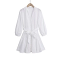 Détail de mini-robe blanche en broderie anglaise avec col V, boutons et ceinture - S / Blanc