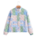 Détail d'une veste matelassée en patchwork floral avec poignets élastiques et boutons - S / Comme indiqué