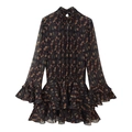 Bloemen chiffon jurk met hoge nek, klokmouwen en gelaagde ruches aan de zoom - S / Zwart Bedrukt