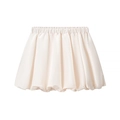 Détail d'une mini-jupe bouffante crème avec taille élastique et ourlet volumineux - Blanc