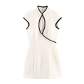Elegante mini abito bianco crema con bordi neri, colletto alla coreana e apertura - XS / Bianco Sporco