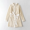 Robe longue élégante en dentelle blanc crème avec motifs ajourés et boutons dorés - XS / Blanc Cassé