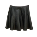Détail de la mini-jupe plissée en similicuir noir à taille haute avec coutures apparentes - XS / Noir