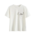 Dettaglio della tasca della t-shirt bianca con catena d'argento e bottone - M / Bianco