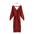Elegante vestido midi de punto rojo oscuro con escote en V, cinturón y abertura lateral - Talla única / Rojo