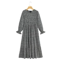 Detail van zwarte maxi-jurk met witte stippen, gelaagde rok en uitlopende mouwen in de zon - S / Zwart en Wit Gespikkeld