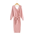Elegante vestido de punto rosa con cuello en V, manga larga y cinturón ajustable con lazo - Talla única / Rosa