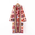 Chaqueta de ganchillo hecha a mano con capucha y coloridos cuadros granny square - Multicolor con borlas rojas