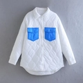 Giacca trapuntata da donna bianca con tasche blu a contrasto e cuciture a onde casuale - Taglia S / Bianco