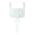 Détail du crop top en satin blanc avec bretelles en dentelle et nœuds décoratifs à l'avant - S / Hauts