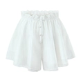 Detalle de pantalones cortos blancos con encaje delicado y lazo decorativo en la cintura - S / Shorts