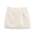 Détail de mini-jupe à taille haute avec ourlet en dentelle délicate et fermeture éclair latérale - Blanc Cassé