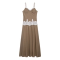 Abito estivo marrone a righe con pizzo bianco e silhouette a trapezio per un look alla moda - S / Cachi