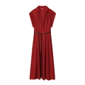 Détail de la robe rouge foncé à col en V avec une ceinture noire et boucle métallique - Bordeaux