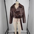 Braune kurze Bikerjacke aus Kunstleder mit Reverskragen und verstellbarem Gürtel - S / Dunkelbraun