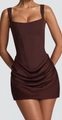 Detail van een donkerbruine korsetjurk met structuurnaden en gedrapeerd silhouet - S / Dresses / Bruin