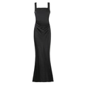 Detalle del vestido de noche en satén negro con pliegues laterales y dobladillo de sirena - Negro