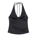 Gros plan sur un haut licou noir en satin avec décolleté en V plongeant et nœud torsadé frontal - XS / Hauts / Noir