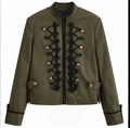 Dettaglio della giacca militare verde oliva con nodi a treccia neri e bottoni dorati - XS / Verde oliva
