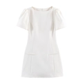 Detalle del mini vestido blanco con mangas abullonadas y líneas decorativas - XS / Blanco