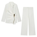 Detalle de la cintura del blazer blanco con hebilla de metal dorado y textura plisada - XS / Top Y Pantalón / Blanco
