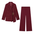 Dettaglio del completo blazer rosso scuro con fibbia dorata asimmetrica e vita con pieghe - XS / Top E Pantaloni / Borgogna