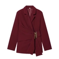 Dettaglio del blazer bordeaux a portafoglio con fibbia dorata e pieghe del tessuto - XS / Top / Rosso