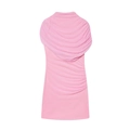 Detail van de roze nauwsluitende jurk met zijrimpeling en elegant gedrapeerde stof - Roze