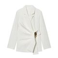 Detalle de chaqueta blanca con hebilla dorada y cintura drapeada asimétrica elegante - XS / Tops / Blanco