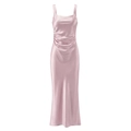 Detailansicht der seitlichen Raffung an diesem eleganten hellrosa Satin-Meerjungfrau-Kleid - S / Lotosrosa