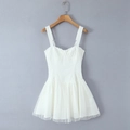 Détail de mini robe en tulle blanc avec dentelle, broderie à pois et petit nœud déco - S / Blanc