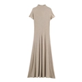 Abito lungo beige in maglia a maniche corte con collo alto e silhouette fluida ad A - M / Color Farina d'Avena