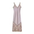 Elegante abito attillato in pizzo malva con finitura satinata e scollo a V - XS / Viola