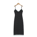Détail de robe noire à pois élégante avec bordure en dentelle blanche et col en V - Noir à Pois Blancs