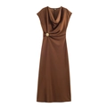 Elegante vestido maxi marrón sin mangas con cuello drapeado y detalle de hebilla dorada - S / Caramelo