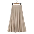 Nahaufnahme des beigefarbenen Plissee-Strickrocks mit breitem Gummibund für Komfort - S / Khaki