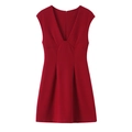Détail d'une robe rouge sans manches à col en V avec taille cintrée et ourlet plissé - Bordeaux