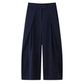 Detailansicht der Falten am Bund und des glatten marineblauen Stoffs der weiten Hose - Blau