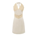 Detail der floralen Häkelspitze und des V-Ausschnitts an diesem apricotfarbenen Neckholder-Kleid - Beige