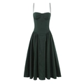 Détail d'une robe corset vert forêt avec fines bretelles et ourlet plissé élégant - Vert Foncé