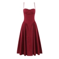 Détail de robe corset rouge à fines bretelles avec coutures et jupe évasée à plis - Bordeaux