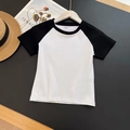 T-shirt raglan a maniche corte per bambini con maniche nere e corpo bianco su gruccia - Nero e Bianco Raglan