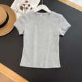 T-shirt slim fit grigio chiaro a girocollo e maniche corte stesa con accessori estivi - Grigio Argento